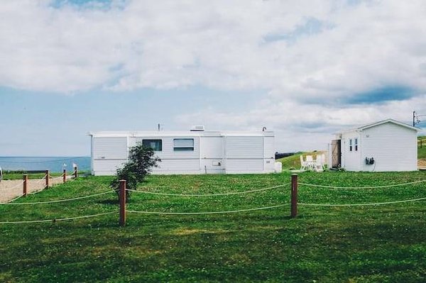 Quels sont les avantages et les inconvénients d'une location de mobil home dans le Var lors d'un voyage ?